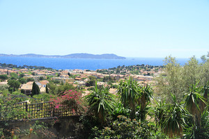 Villa with sea view in Carqueiranne sold by agence du Regard