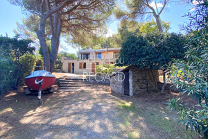 Property with sea view in Gaou Bénat