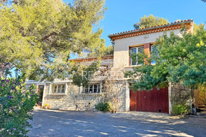 Property with sea view in Saint-Mandrier