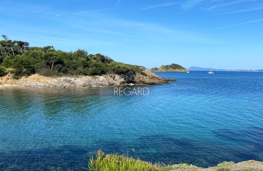 Property with sea view in Giens , just 2 minutes by walk from the beach...