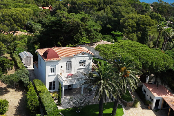 Property with sea view in Giens, just 2 minutes by walk from the beach...
