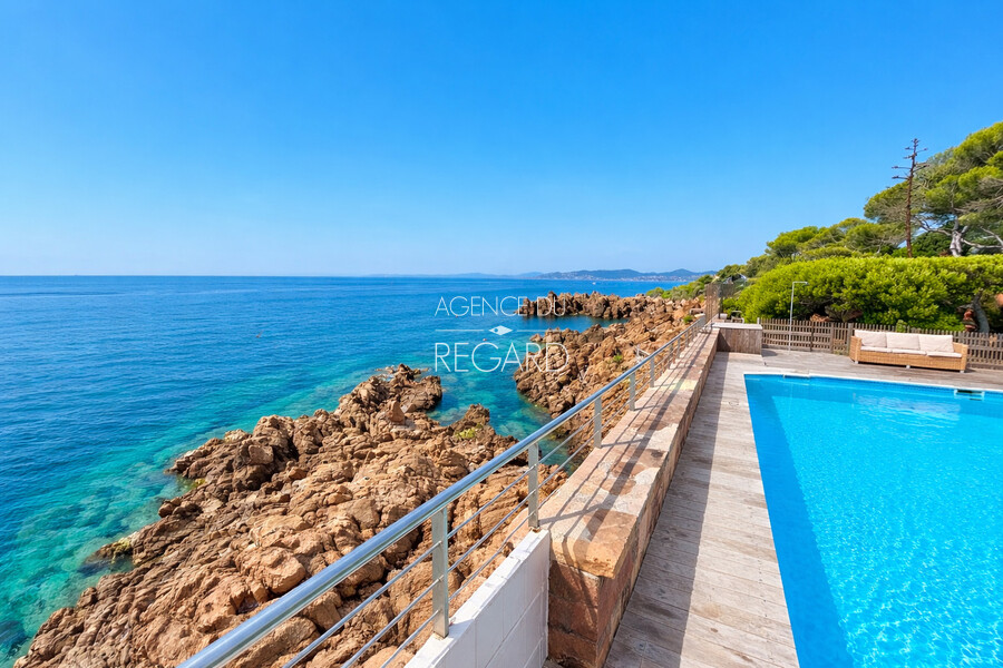 Waterfront property in Saint-Rapha�l - THIS PROPERTY IS UNDER PURCHASE OFFER