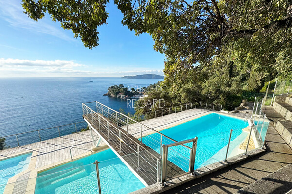 In Toulon, in a 3 hectares park facing the sea �