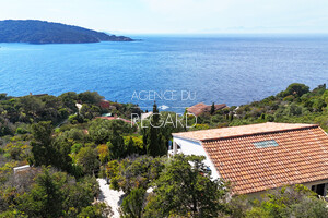 property with sea view in Levant island