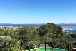 Villa with sea view in Hyères