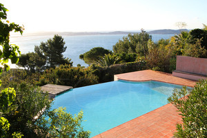 Villa with sea view in Hyères sold by agence du Regard