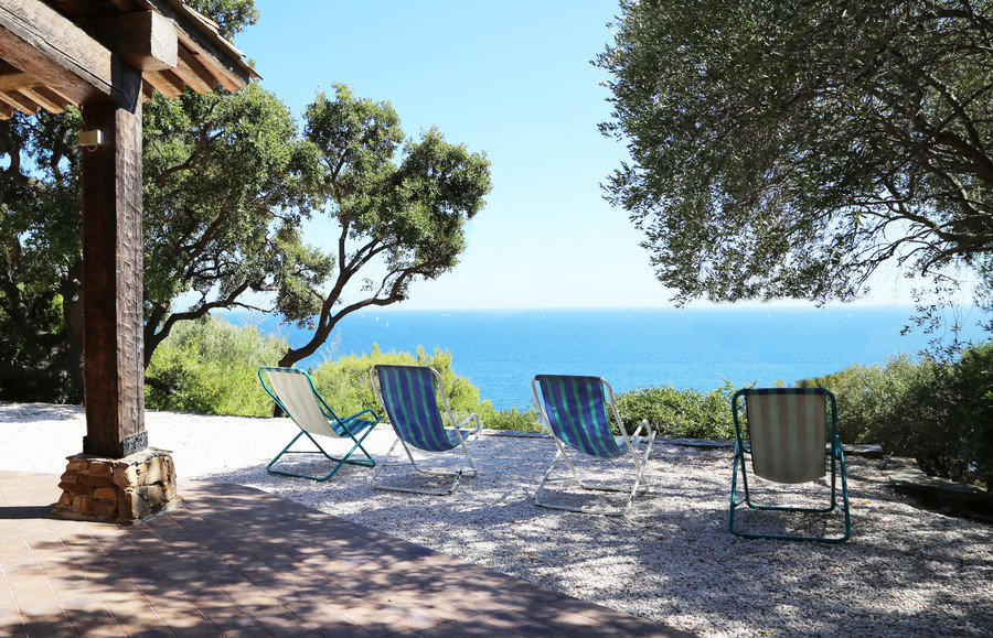 Property with sea view in a private domain of Carqueiranne - THIS PROPERTY HAS BEEN SOLD BY AGENCE DU REGARD